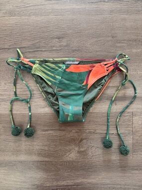 NWOT Vince Camuto Green Tropical Leaf Bikini Bottoms 🌿 Side Tie Pom Pom | Sz S
